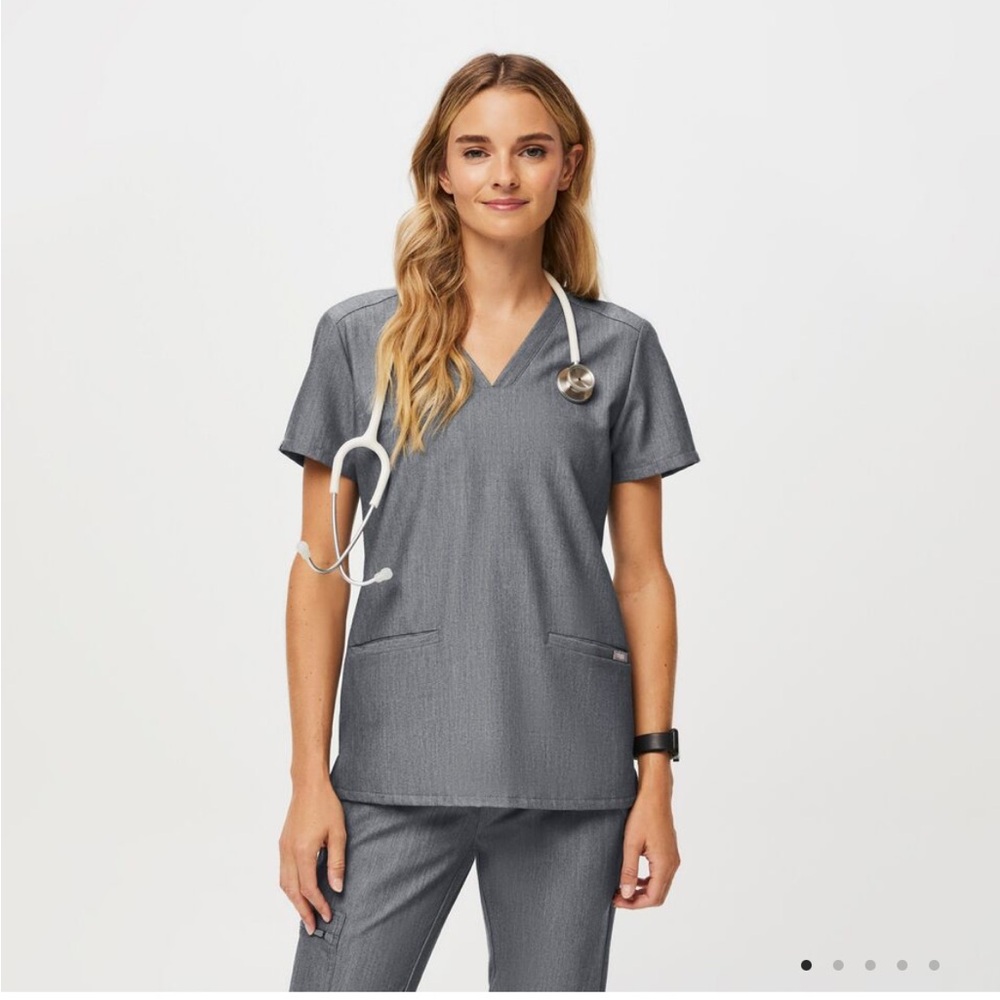 FIGS Casma 3 pocket scrub top
